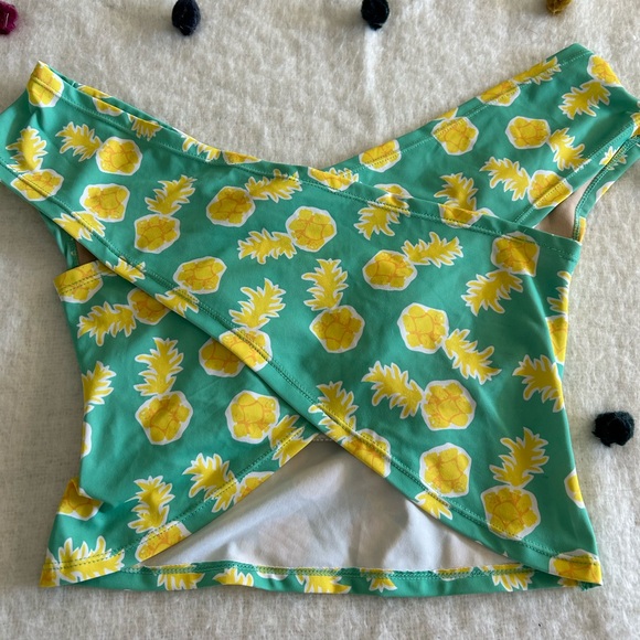 KJ off the shoulder pineapples - Picture 2 of 3